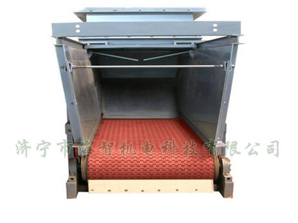防腐蝕帶式（甲帶）給料機(jī)采用了防打滑膠帶，防止在物料輸送過(guò)程中造成撒料后果